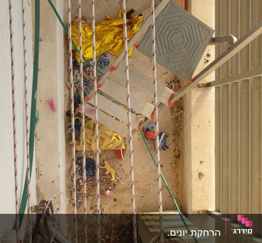 חבלים, סולם, עלים יבשים, שקית זהב, לכלוך